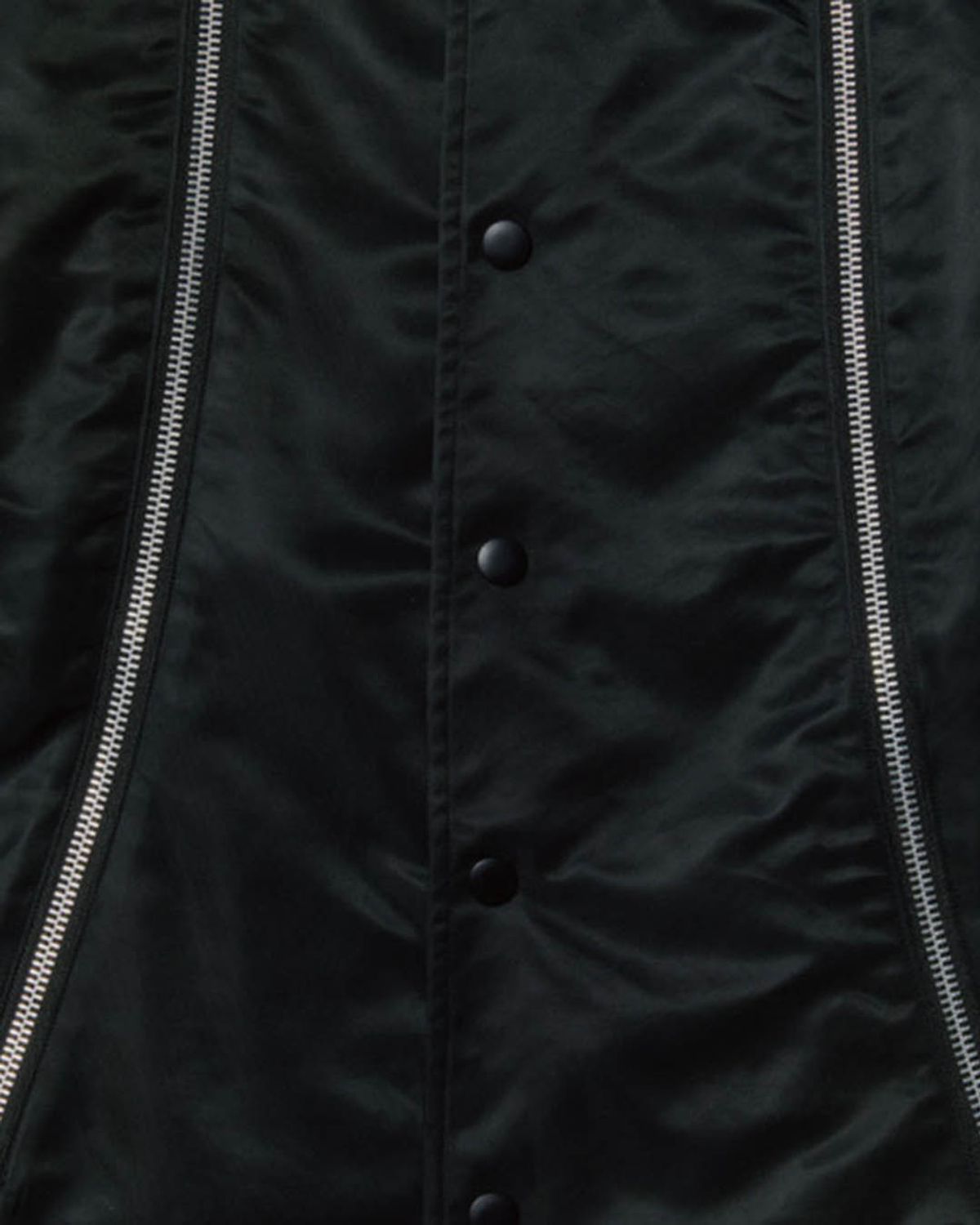 더뮤지엄비지터(THEMUSEUMVISITOR) CURVED ZIPPER LONG COAT (BLACK)
