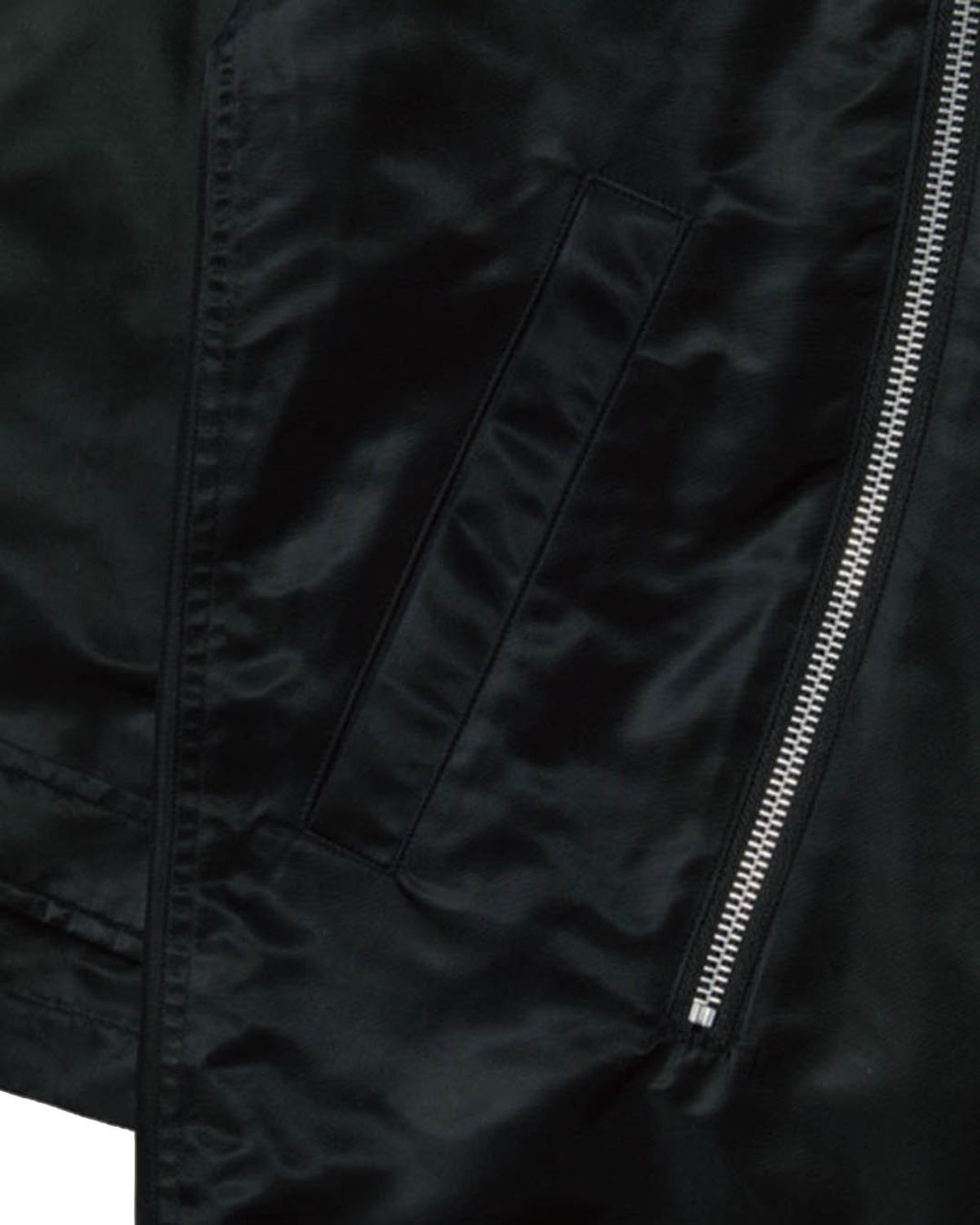 더뮤지엄비지터(THEMUSEUMVISITOR) CURVED ZIPPER LONG COAT (BLACK)