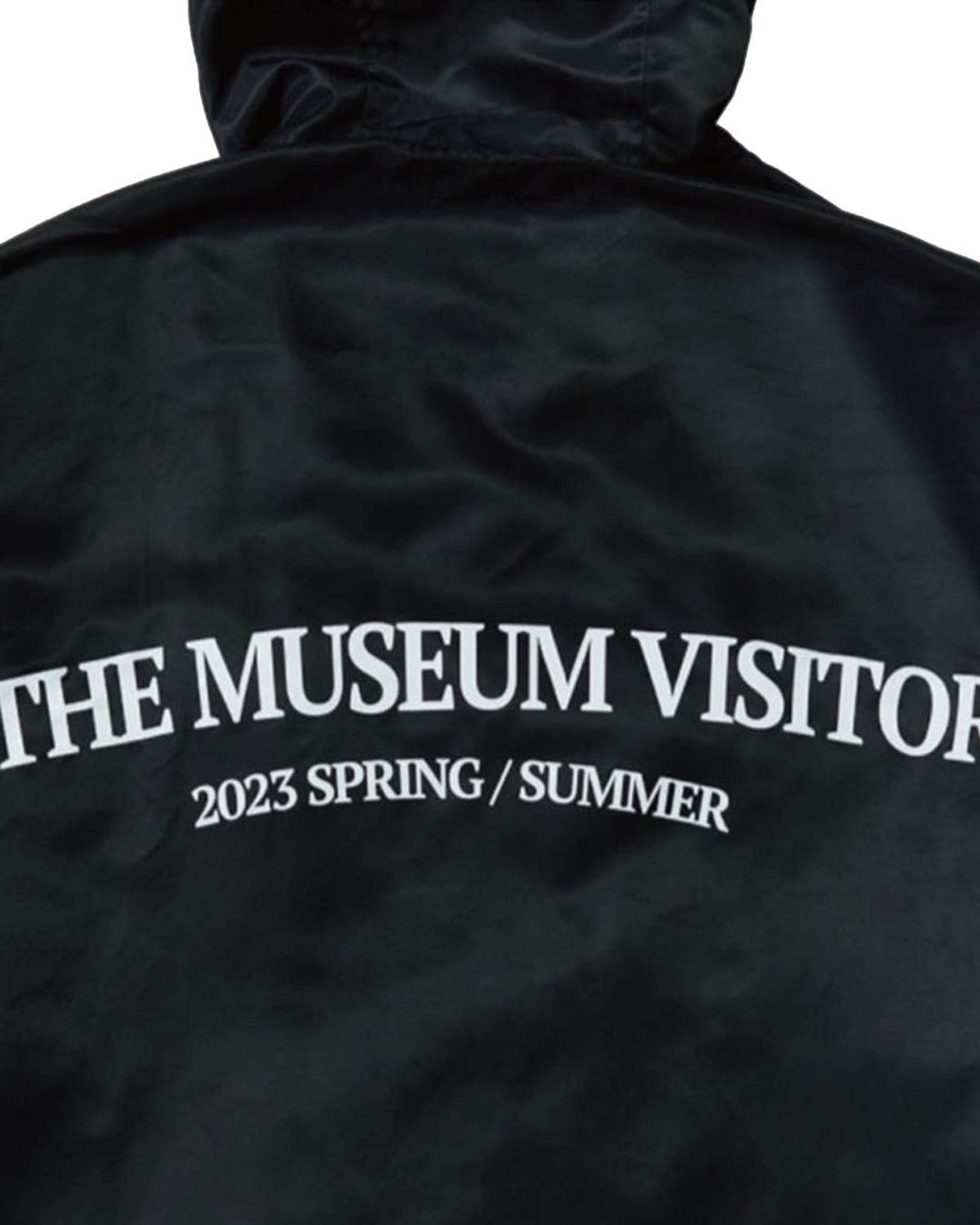 더뮤지엄비지터(THEMUSEUMVISITOR) CURVED ZIPPER LONG COAT (BLACK)