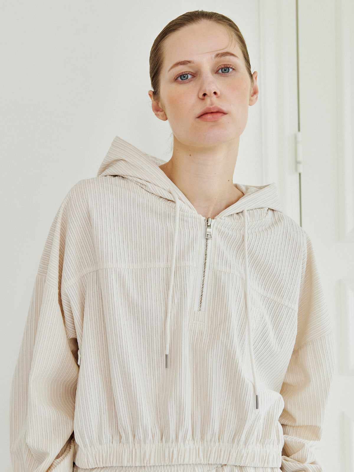 누브(NOUVE) Corduroy Half Zip up T-Shirt - Ivory