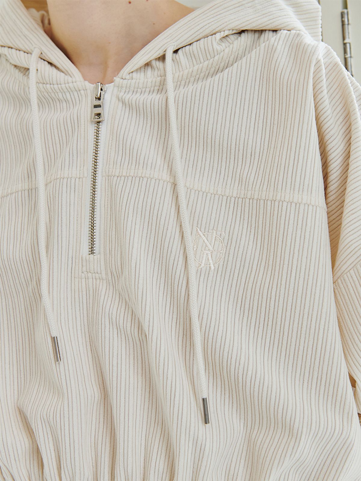 누브(NOUVE) Corduroy Half Zip up T-Shirt - Ivory