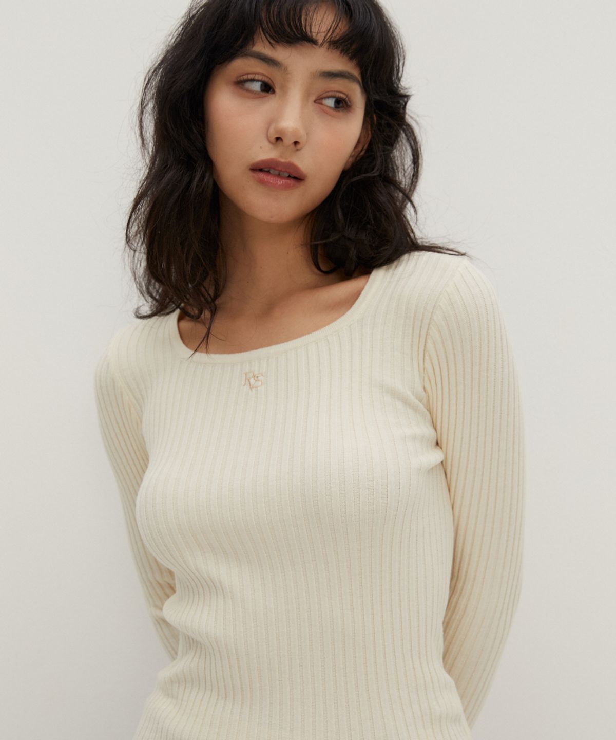 레이버러스(RAVEROUS) 스퀘어넥 스웨터 아이보리