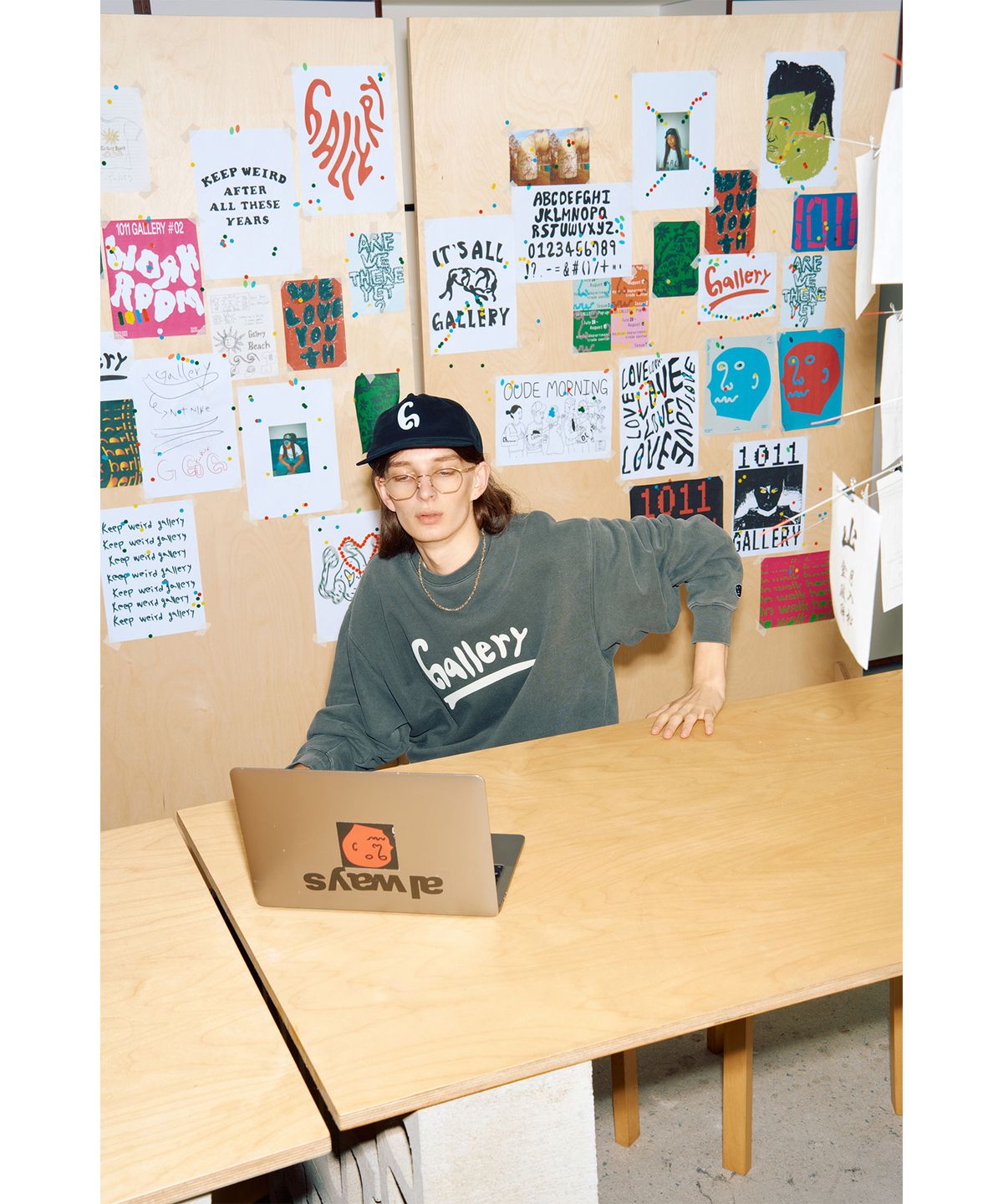 1011갤러리(1011 GALLERY) Gallery Wave Logo Graphic Sweatshirt - Charcoal Grey