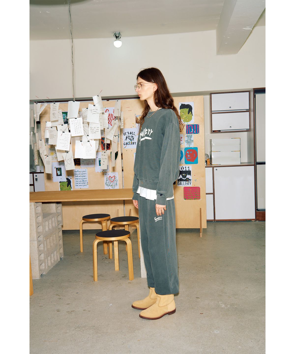 1011갤러리(1011 GALLERY) Gallery Wave Logo Graphic Sweatshirt - Charcoal Grey