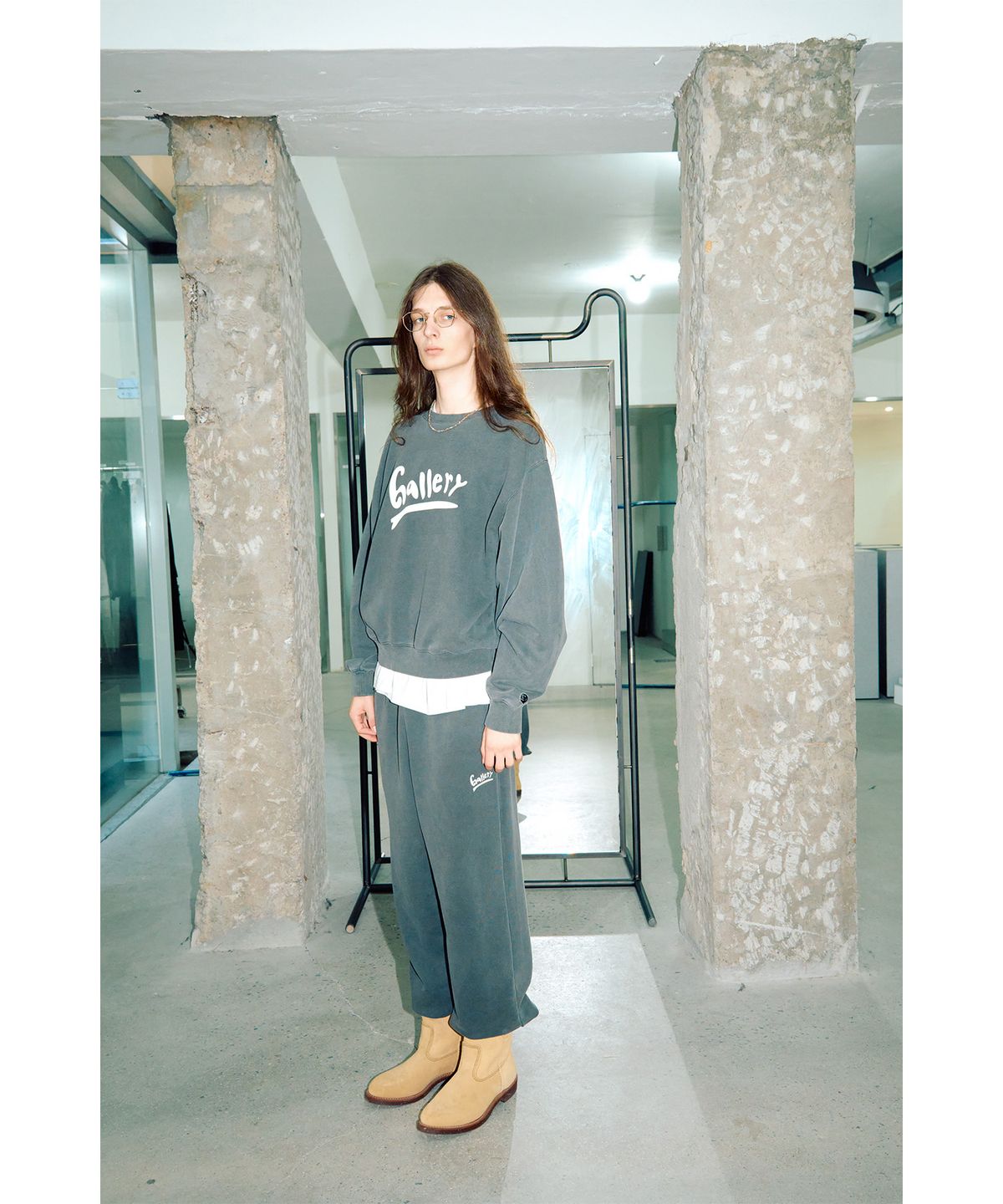 1011갤러리(1011 GALLERY) Gallery Wave Logo Graphic Sweatshirt - Charcoal Grey