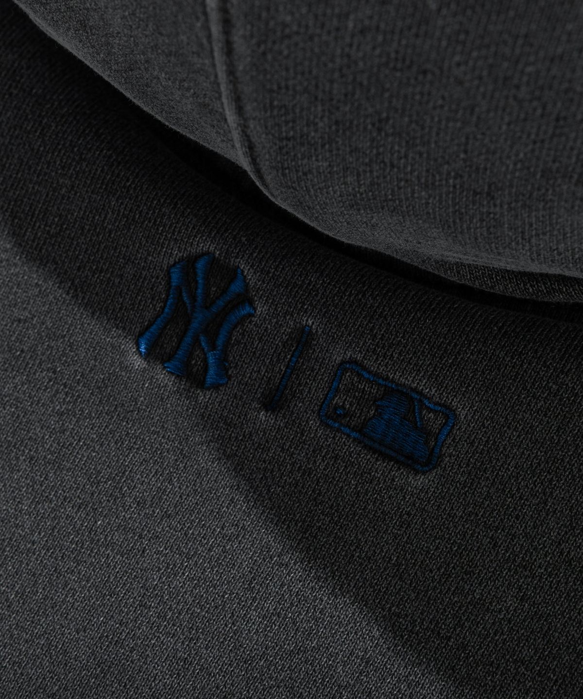 뉴에라(NEW ERA) MLB 뉴욕양키스 스크립트 후드 차콜