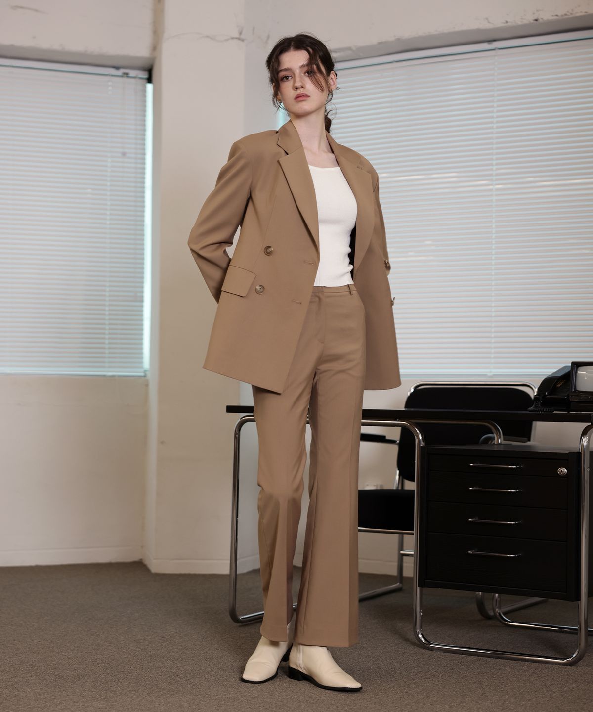 러브참(LOVECHARM) [모니카 부츠컷 슬랙스 팬츠_베이지] Monica Bootcut Slacks Pants_Beige