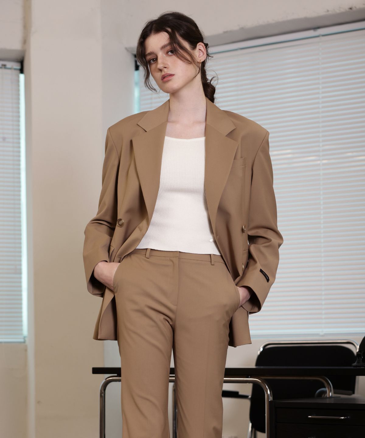 러브참(LOVECHARM) [모니카 부츠컷 슬랙스 팬츠_베이지] Monica Bootcut Slacks Pants_Beige