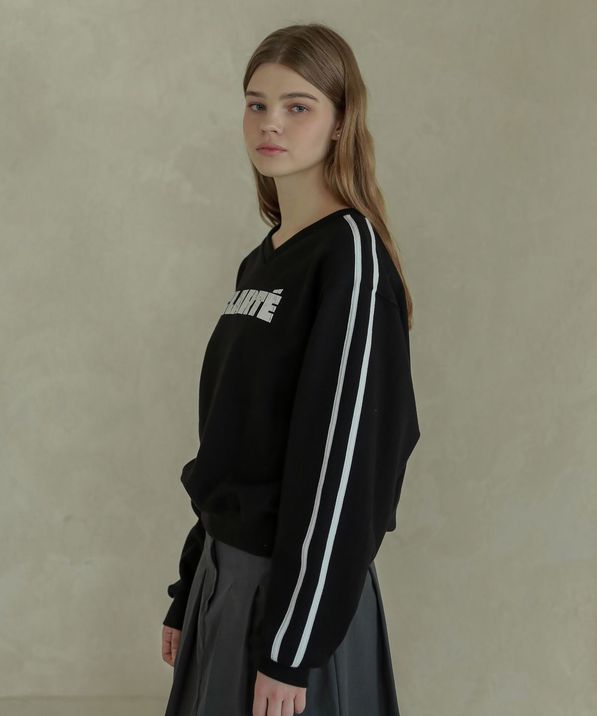 로시로우(LOSSYROW) Lossy  Line Point V-Neck Sweatshirt_black