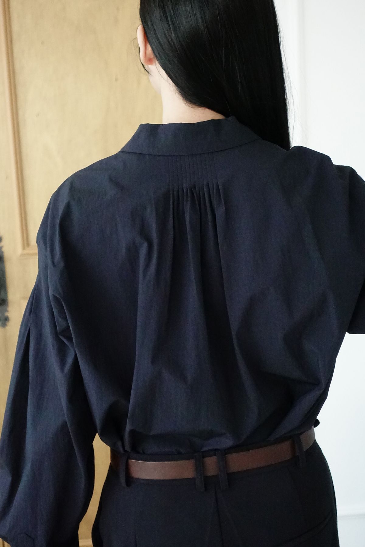 네이로(NAYRO) 핀턱셔츠 네이비