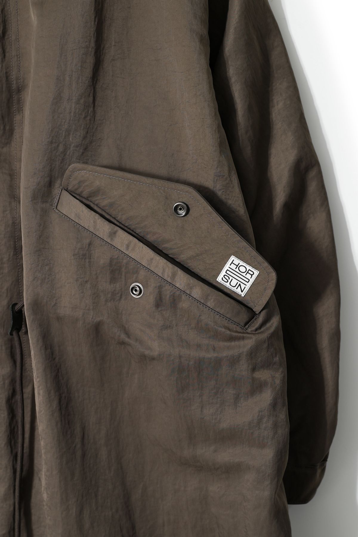 홀리선(HORLISUN) Fuse Crease Nylon Fishtail Parka Olive Night