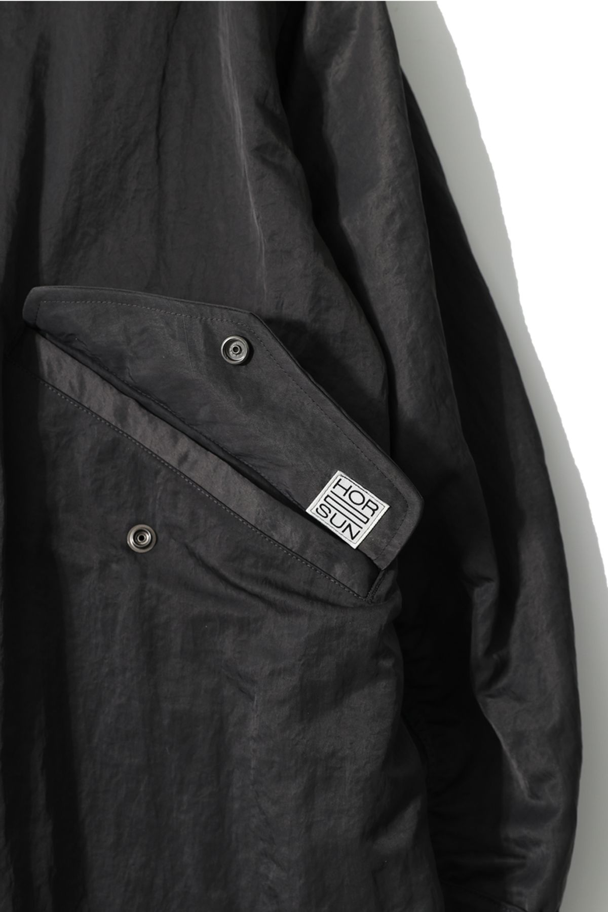홀리선(HORLISUN) Fuse Crease Nylon Fishtail Parka Charcoal