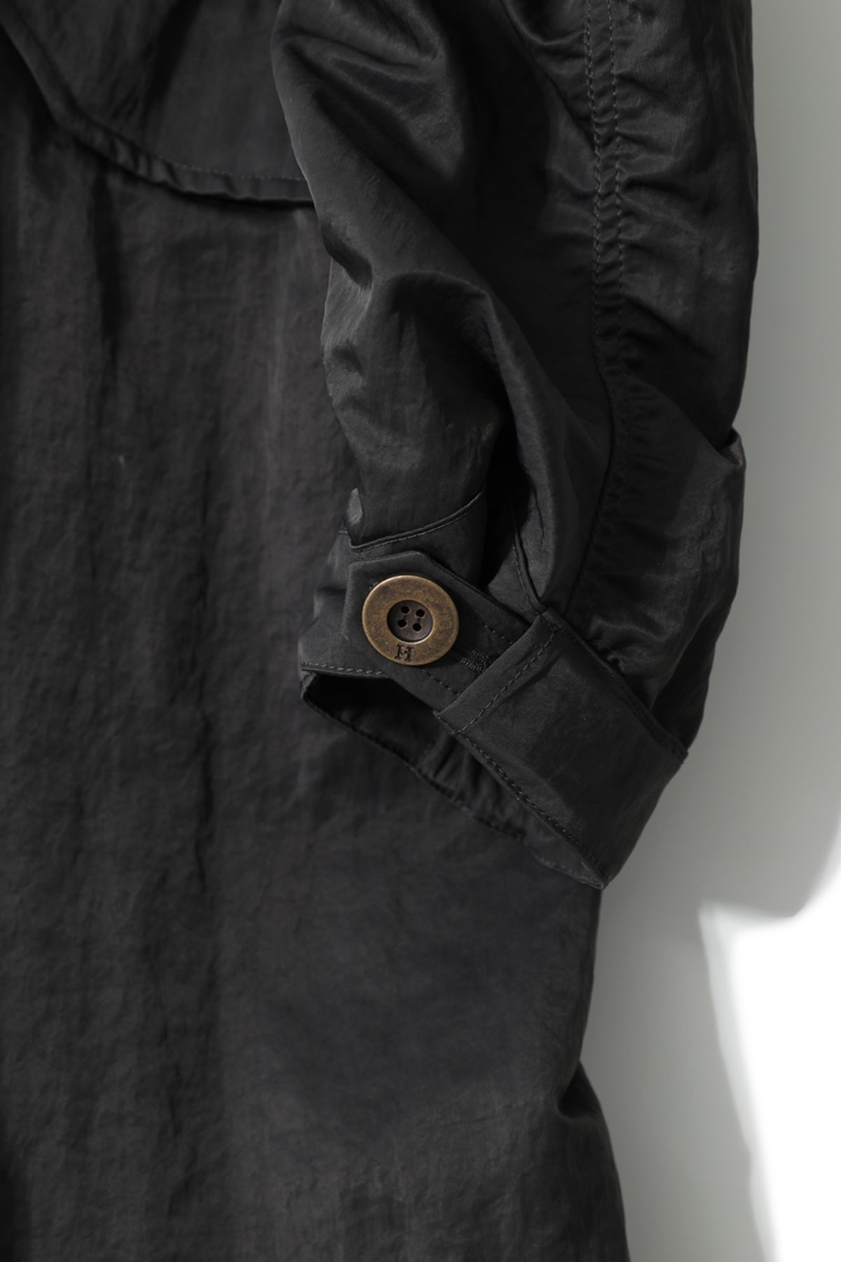 홀리선(HORLISUN) Fuse Crease Nylon Fishtail Parka Charcoal