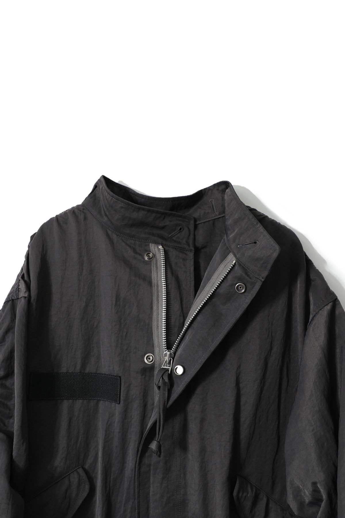 홀리선(HORLISUN) Fuse Crease Nylon Fishtail Parka Charcoal