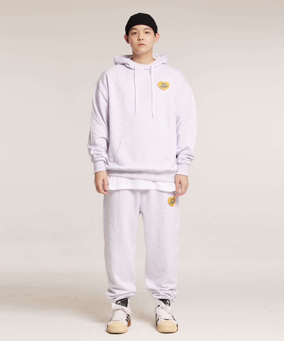 크림소다랩(CREAM SODA LAB) 휴먼하이라이트 하트 조거팬츠 라이트 그레이 옐로우