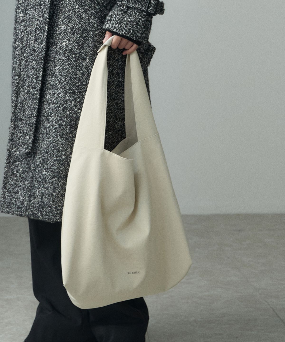 리이(RE RHEE) LEATHER SHOPPER BAG CREAM