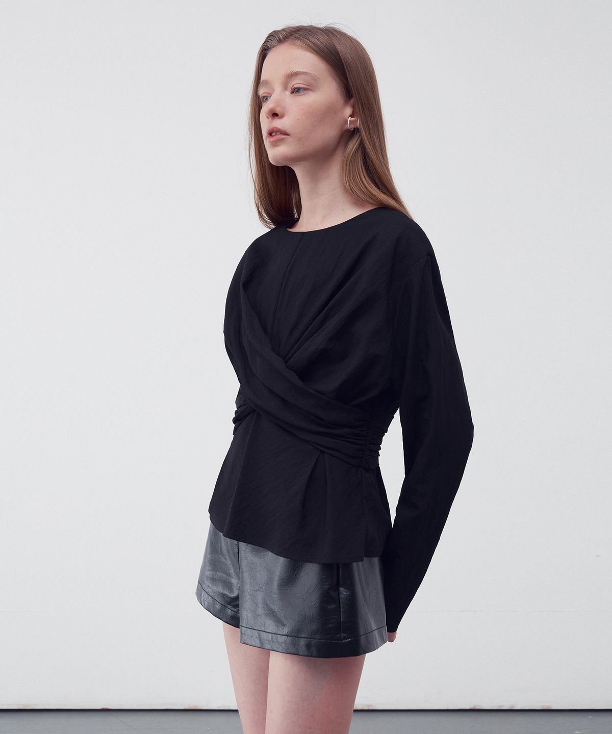 리이(RE RHEE) TWISTED DRAPE BLOUSE BLACK