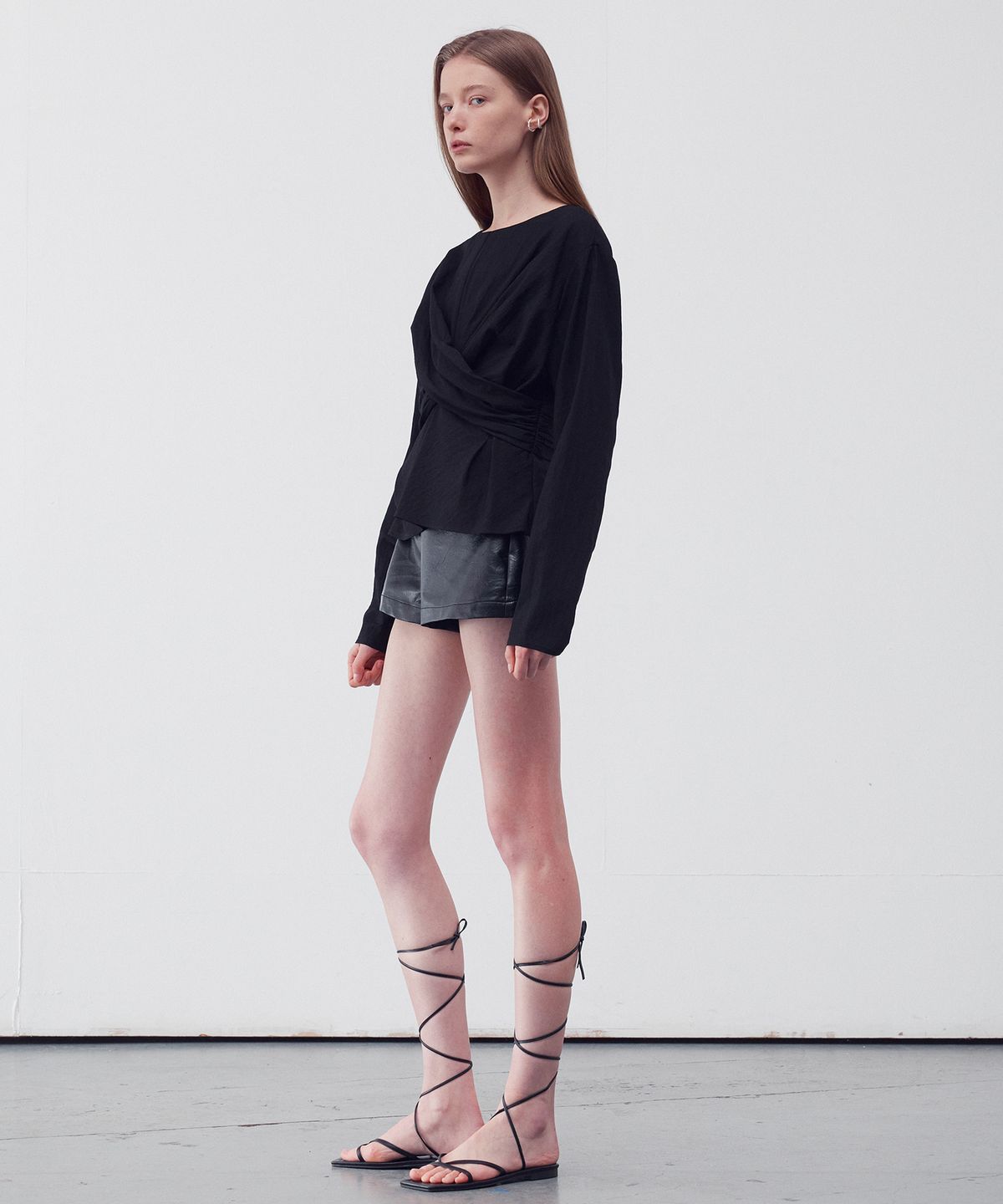 리이(RE RHEE) TWISTED DRAPE BLOUSE BLACK