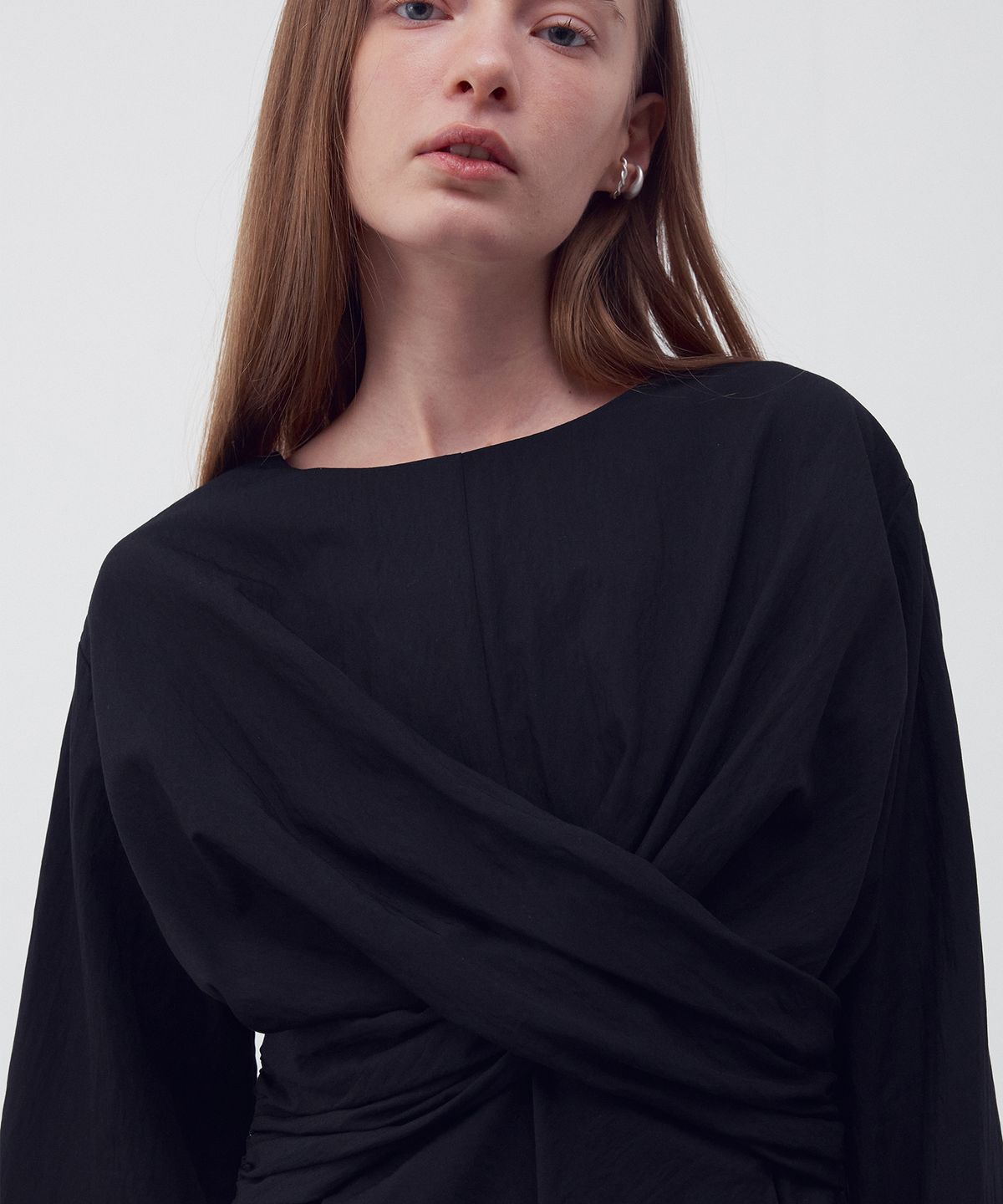 리이(RE RHEE) TWISTED DRAPE BLOUSE BLACK