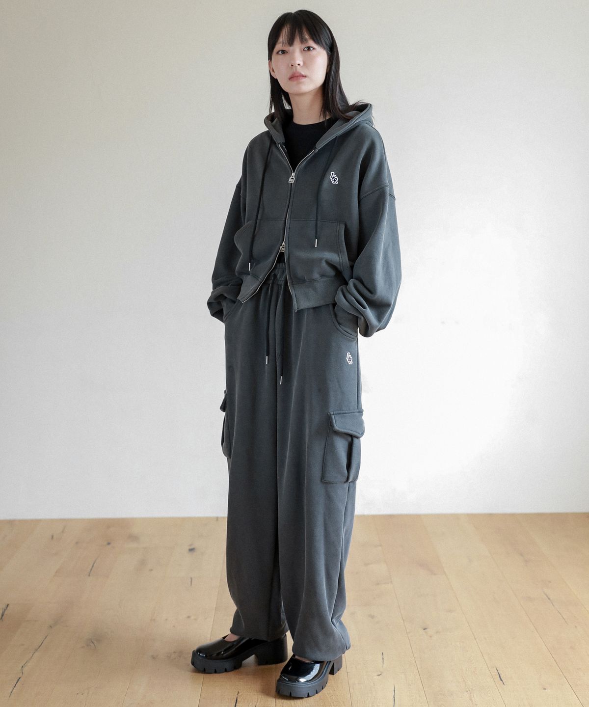 로시로우(LOSSYROW) Lossy  Pigment Patch Cargo Sweat Pants_charcoal