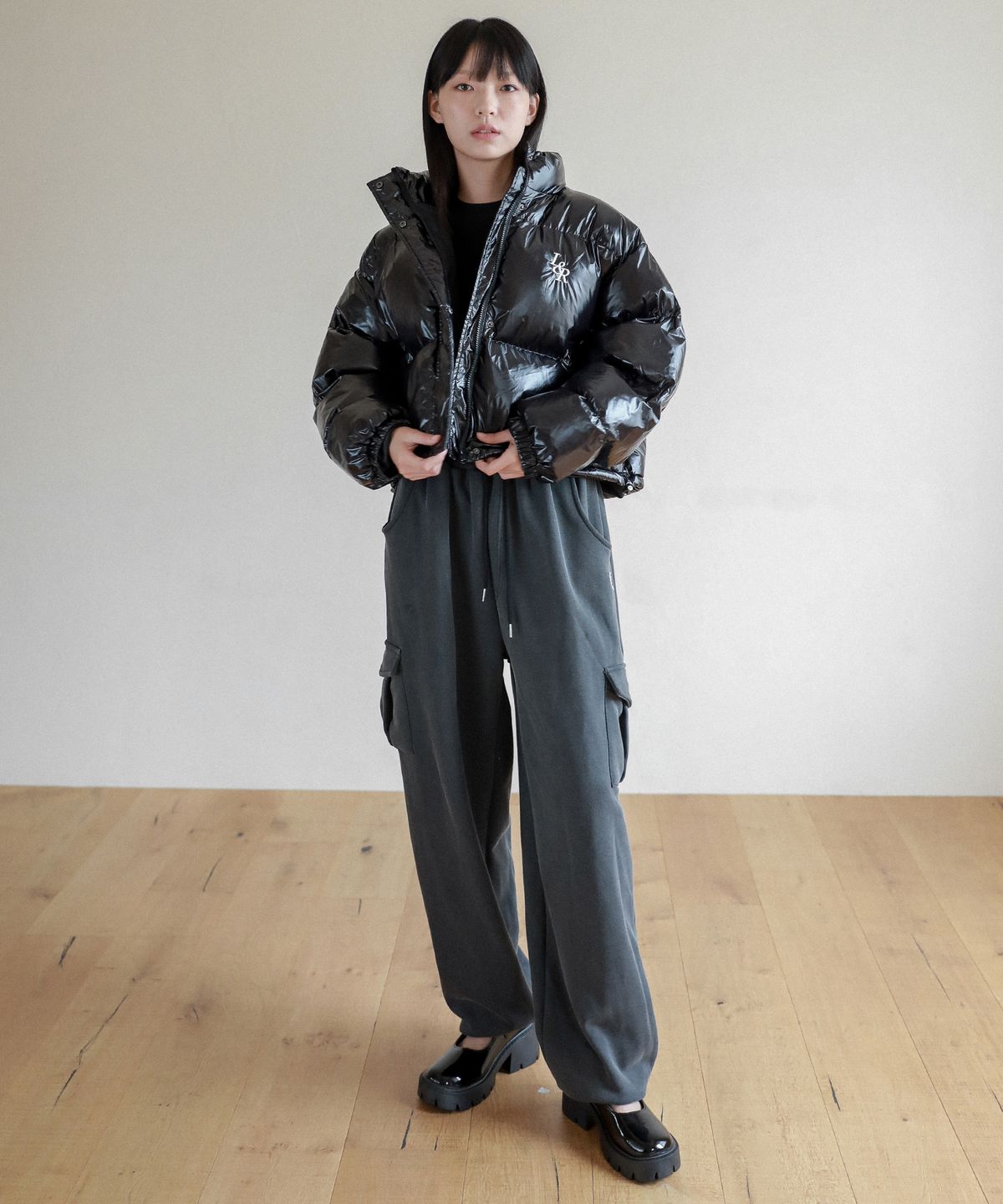 로시로우(LOSSYROW) Lossy  Pigment Patch Cargo Sweat Pants_charcoal