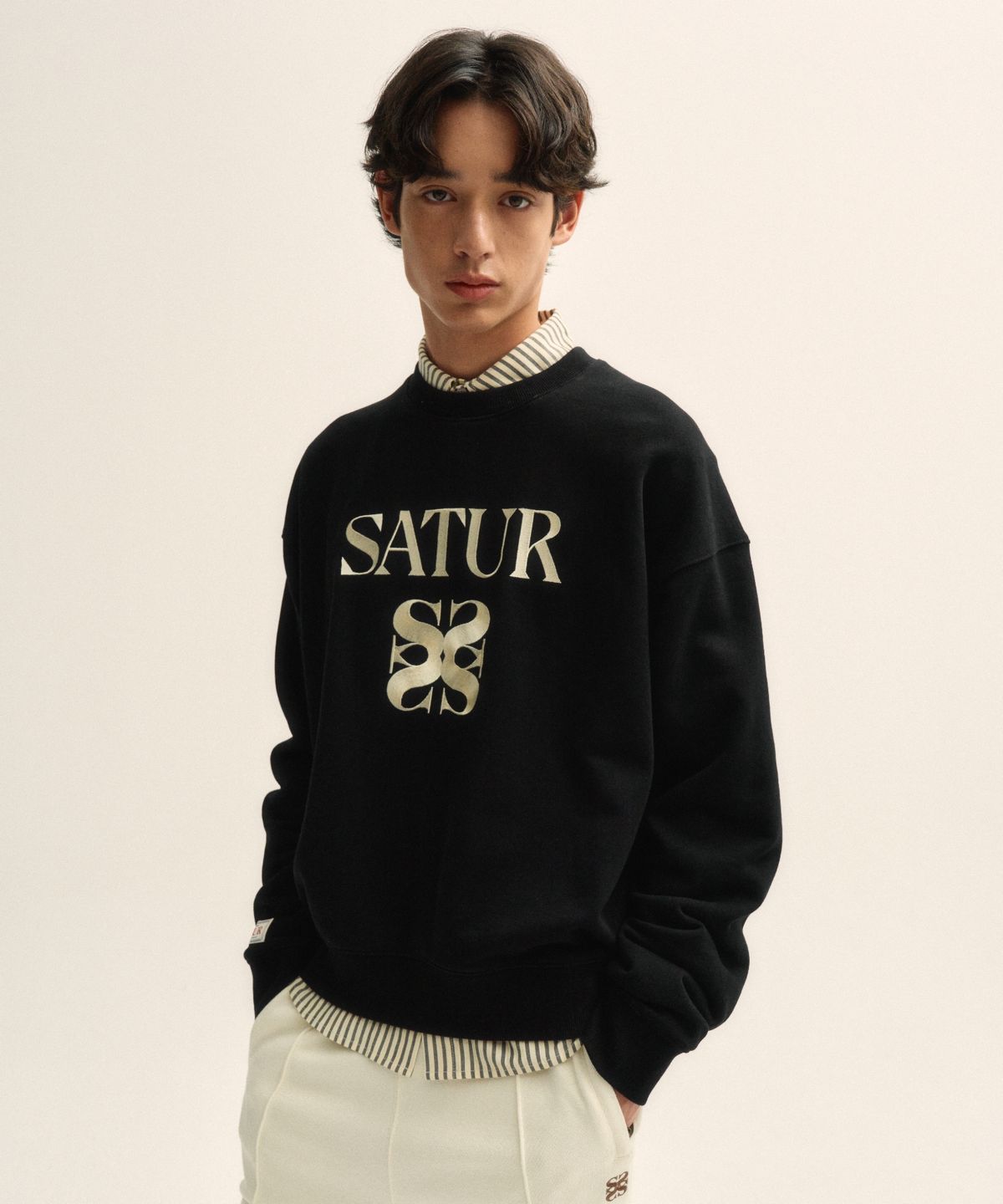 세터(SATUR) 클래식 로고 스웨트셔츠 클래식 블랙