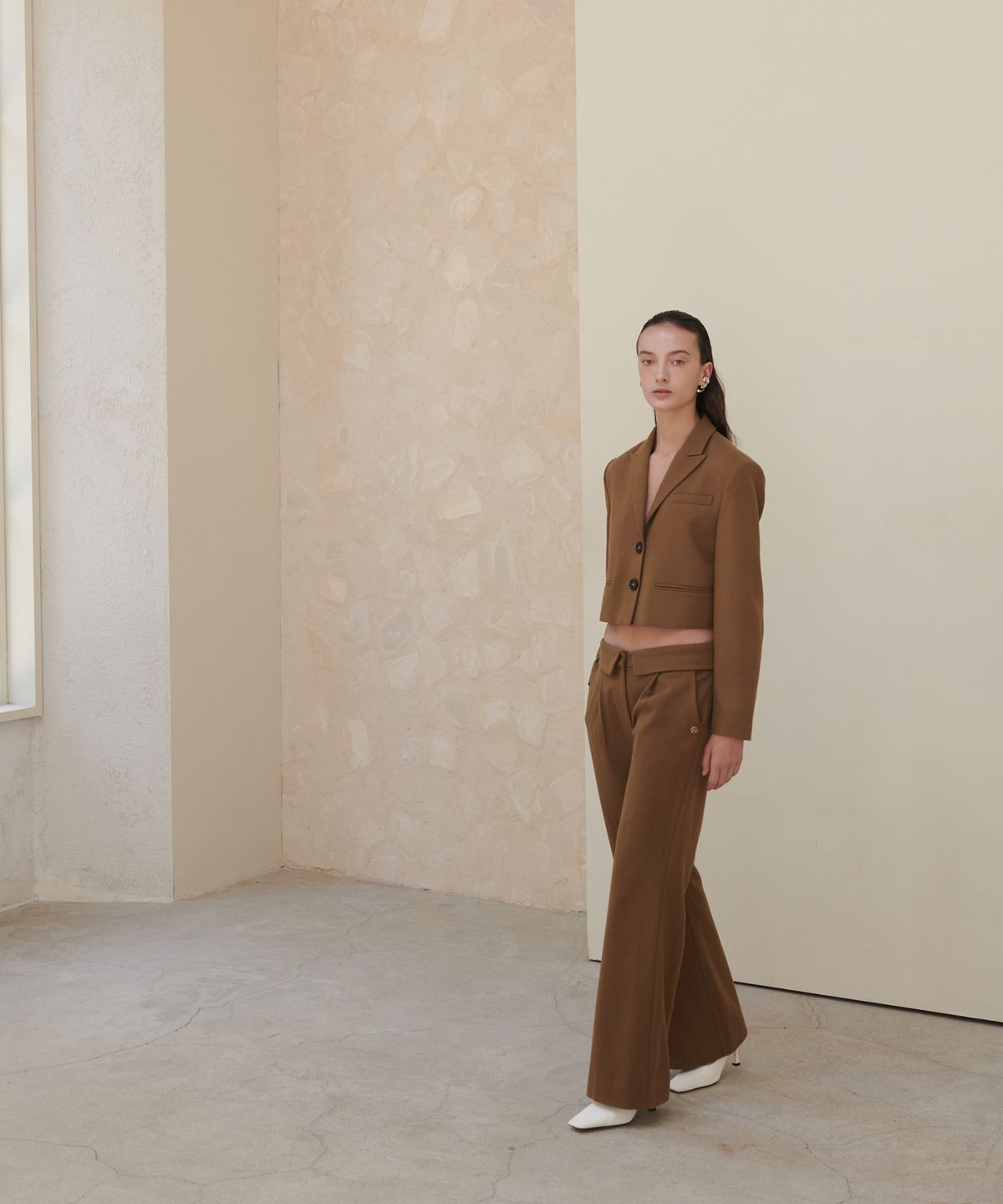 언뮤트(UNMUTE) CROPPED WOOL JACKET (CAMEL)