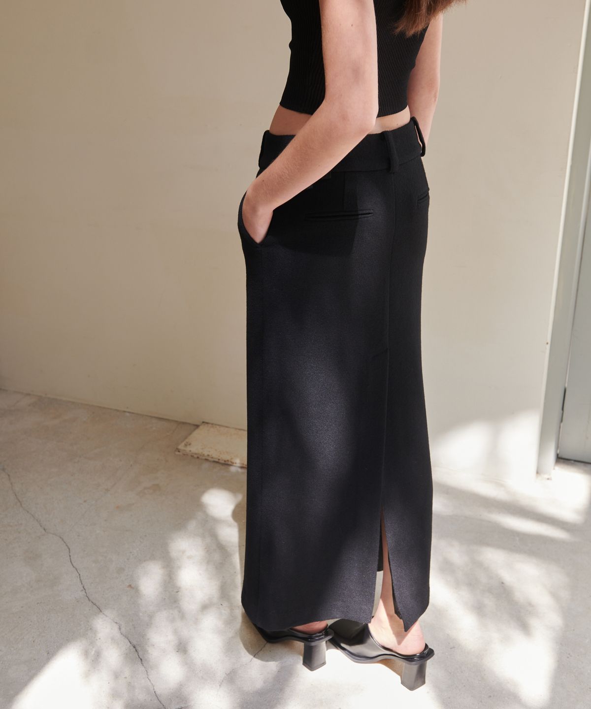 언뮤트(UNMUTE) SEMI LOW WAISTED MAXI WOOL SKIRT (BLACK)