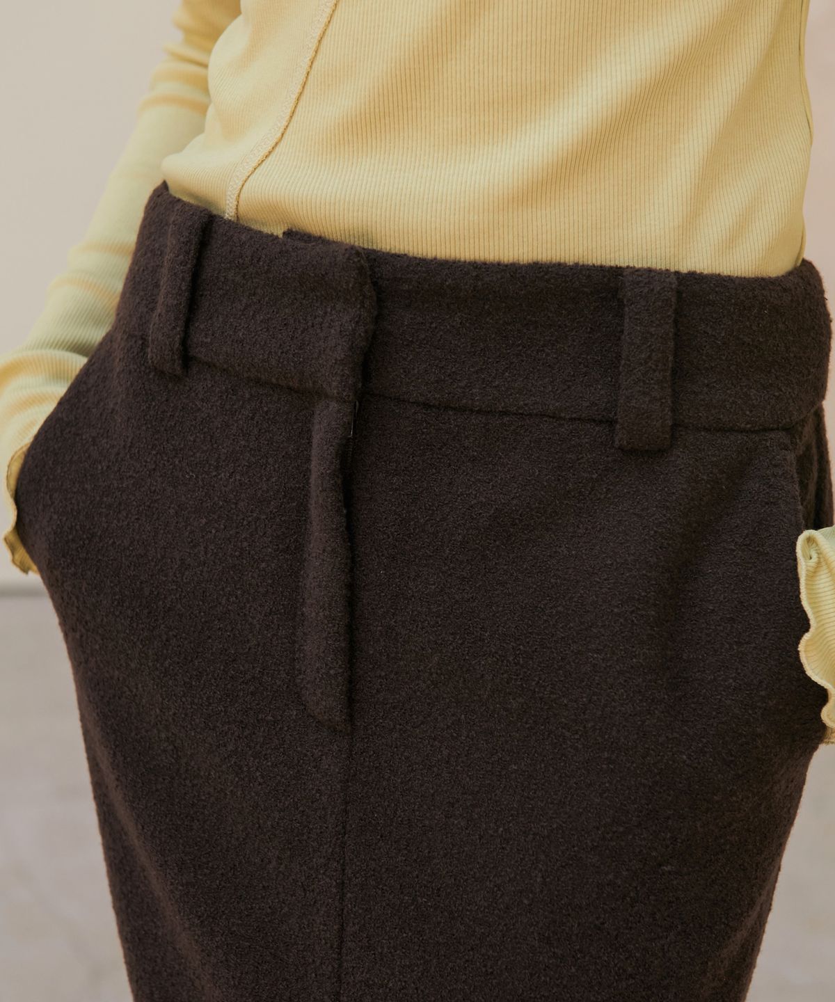 언뮤트(UNMUTE) SEMI LOW WAISTED MAXI WOOL SKIRT (BROWN)