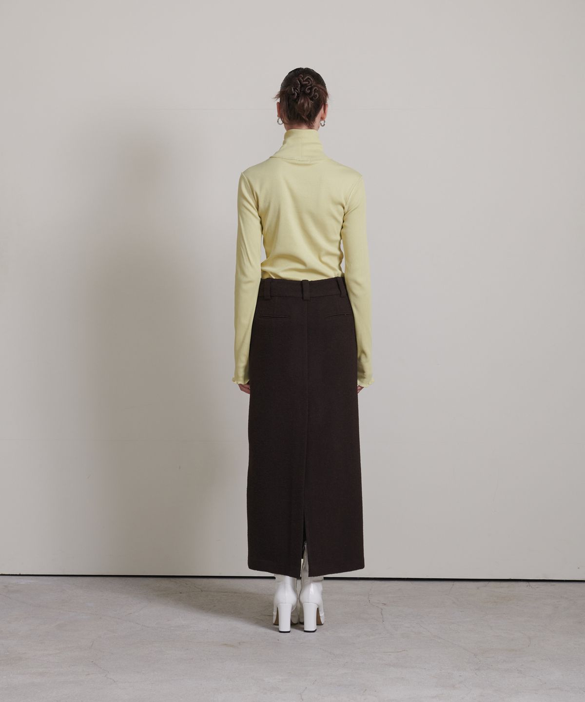 언뮤트(UNMUTE) SEMI LOW WAISTED MAXI WOOL SKIRT (BROWN)