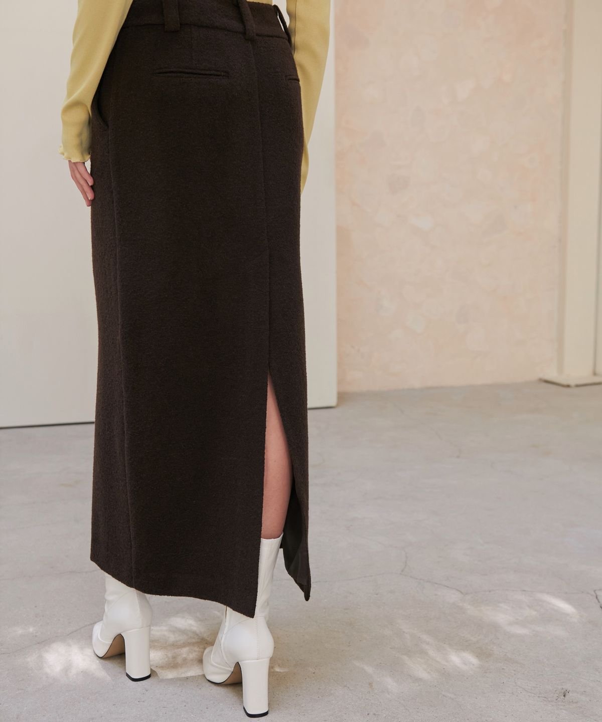 언뮤트(UNMUTE) SEMI LOW WAISTED MAXI WOOL SKIRT (BROWN)