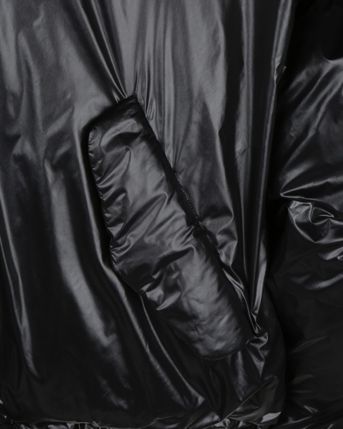 비슬로우(BESLOW) OVERSIZED M65 HOOD SHORT DOWN PARKA GLOSSY BLACK