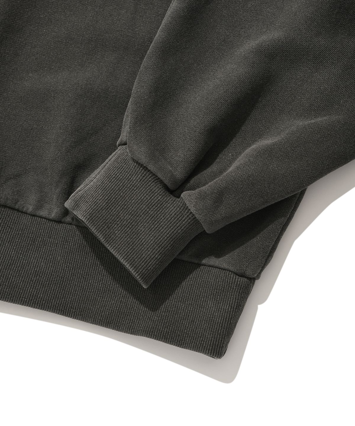 스웨이드(SUADE) WASHED LOGO CREWNECK [PIGMENT BLACK]