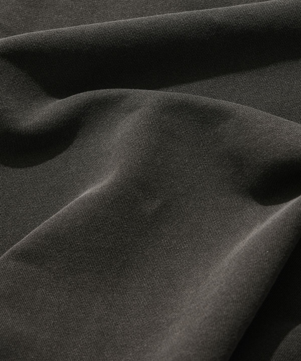 스웨이드(SUADE) WASHED LOGO CREWNECK [PIGMENT BLACK]