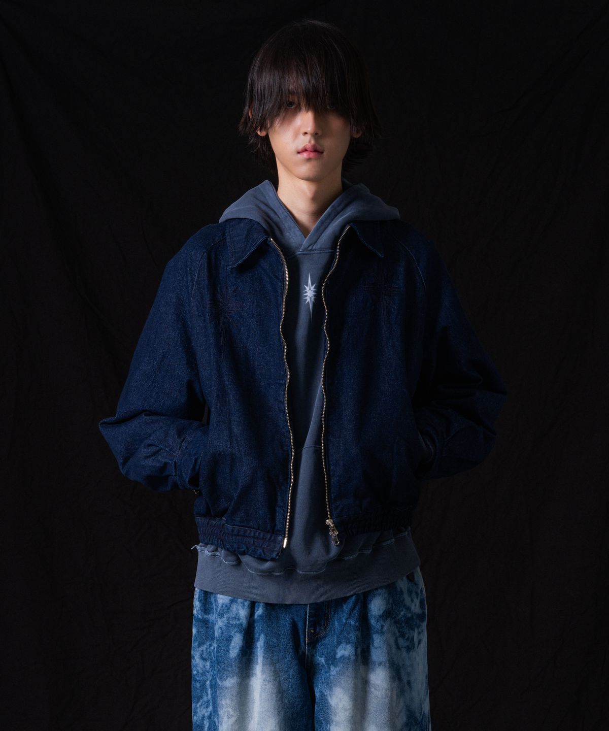 이우가마카라스(IUGAMAKARAS) Needlework Denim Raglan Jacket (Deep Blue)