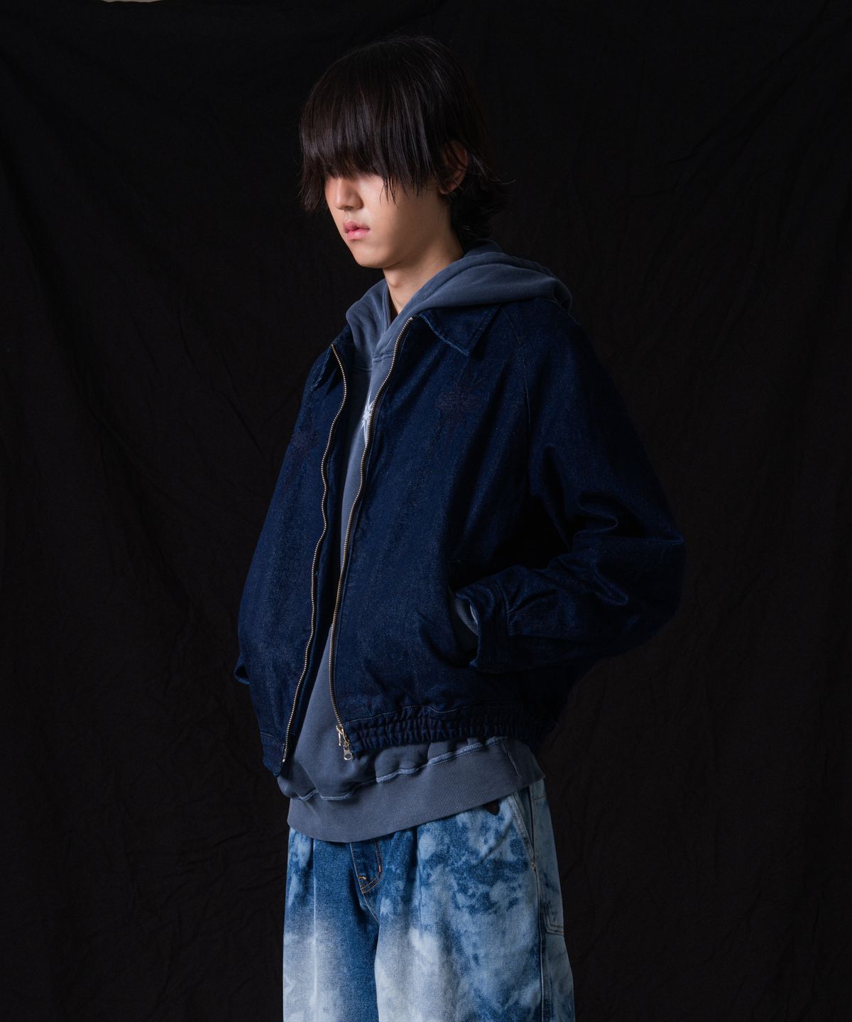 이우가마카라스(IUGAMAKARAS) Needlework Denim Raglan Jacket (Deep Blue)
