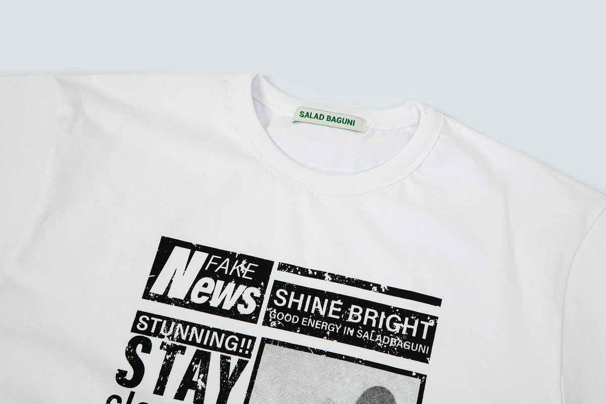 샐러드바구니(SALAD BAGUNI) Newsletter Printed Short-Sleeved T-Shirt_white
