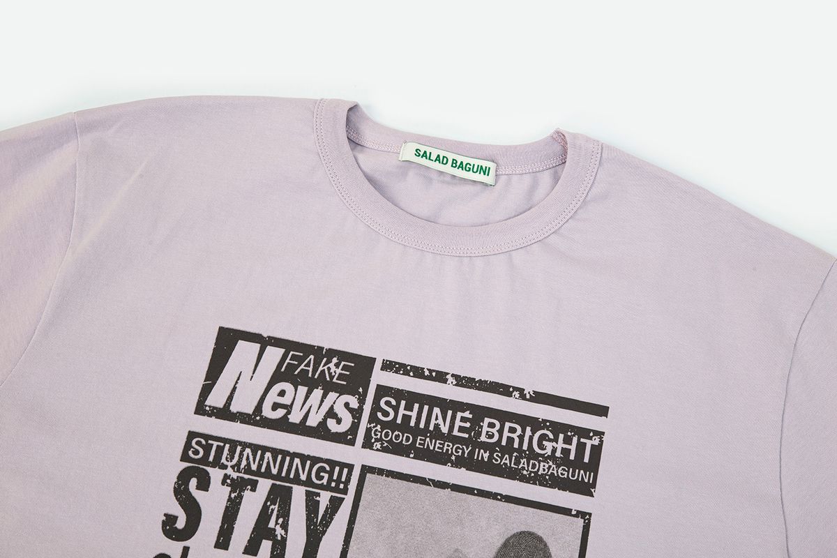 샐러드바구니(SALAD BAGUNI) Newsletter Printed Short-Sleeved T-Shirt_light purple