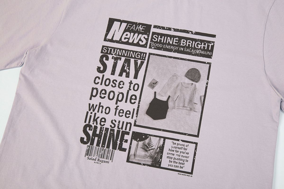 샐러드바구니(SALAD BAGUNI) Newsletter Printed Short-Sleeved T-Shirt_light purple