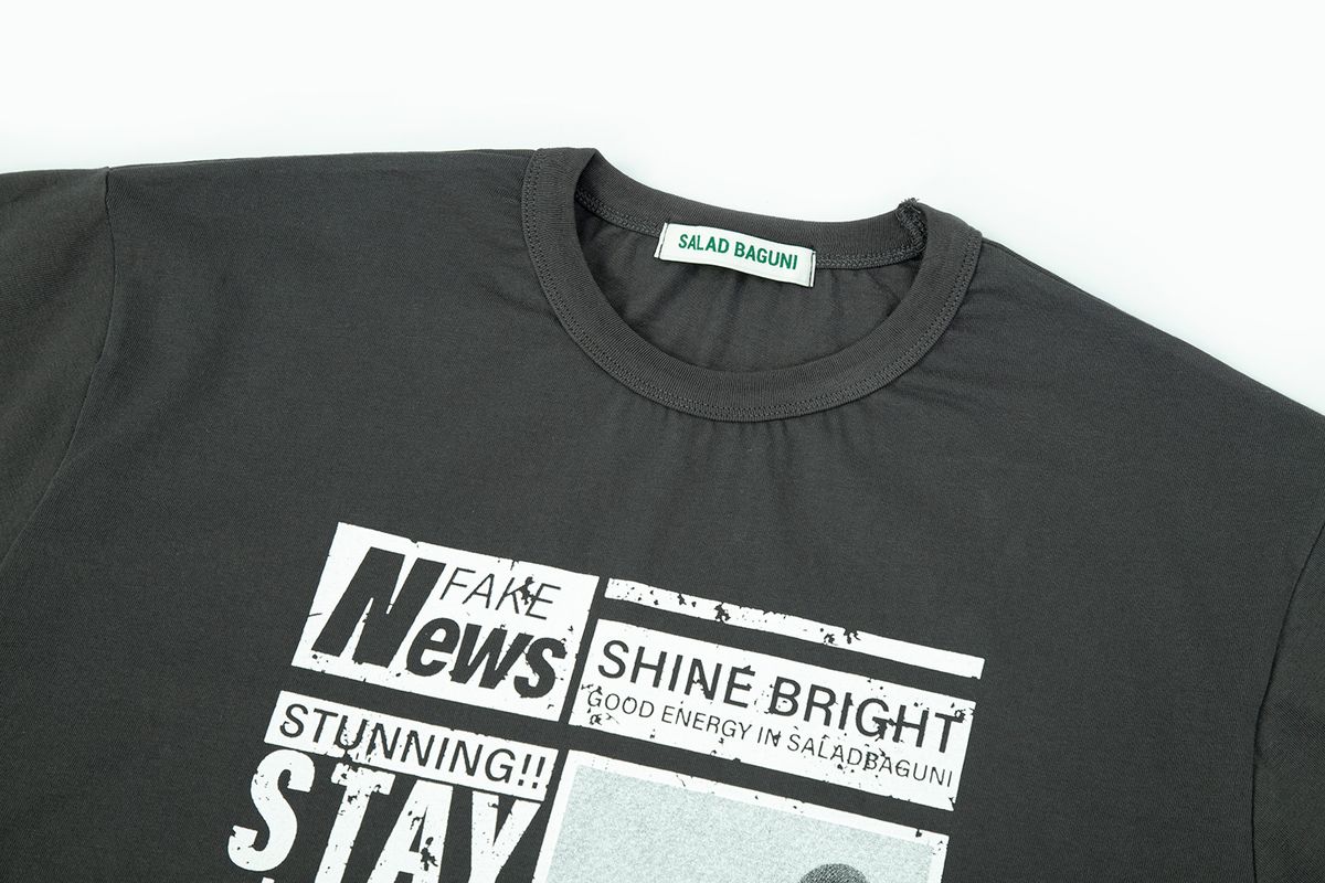 샐러드바구니(SALAD BAGUNI) Newsletter Printed Short-Sleeved T-Shirt_charcoal