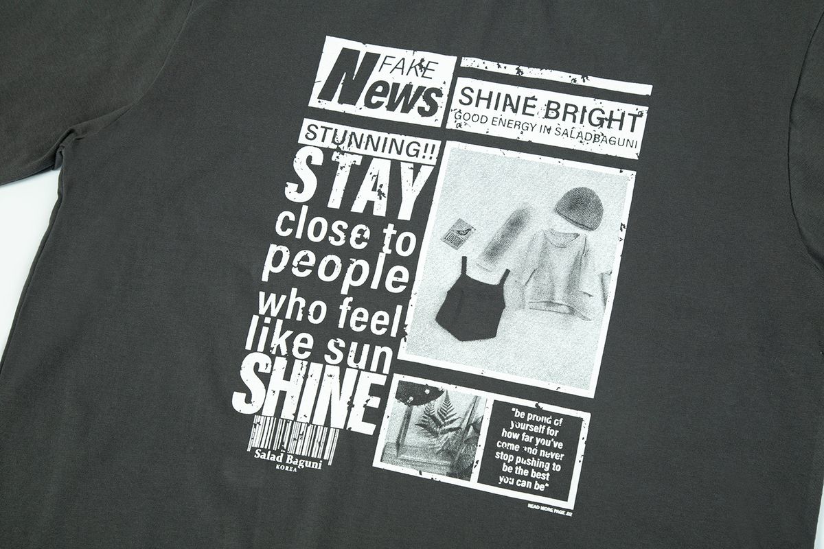 샐러드바구니(SALAD BAGUNI) Newsletter Printed Short-Sleeved T-Shirt_charcoal