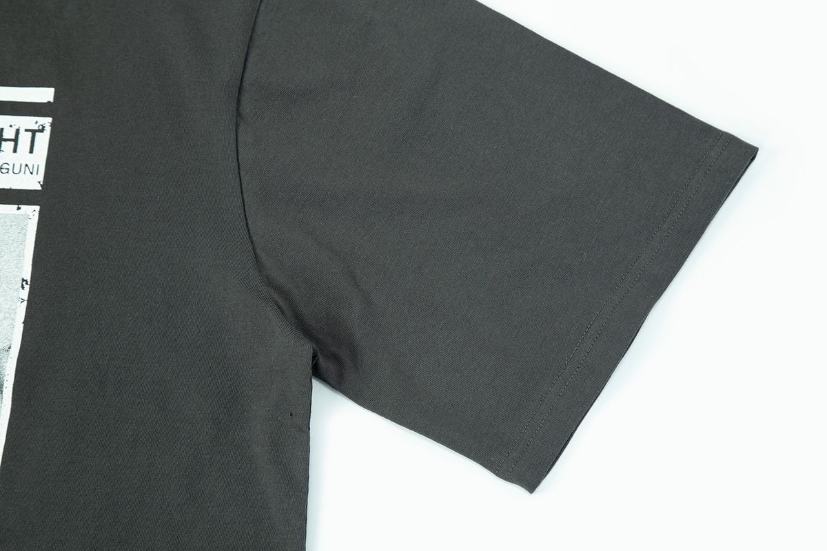 샐러드바구니(SALAD BAGUNI) Newsletter Printed Short-Sleeved T-Shirt_charcoal