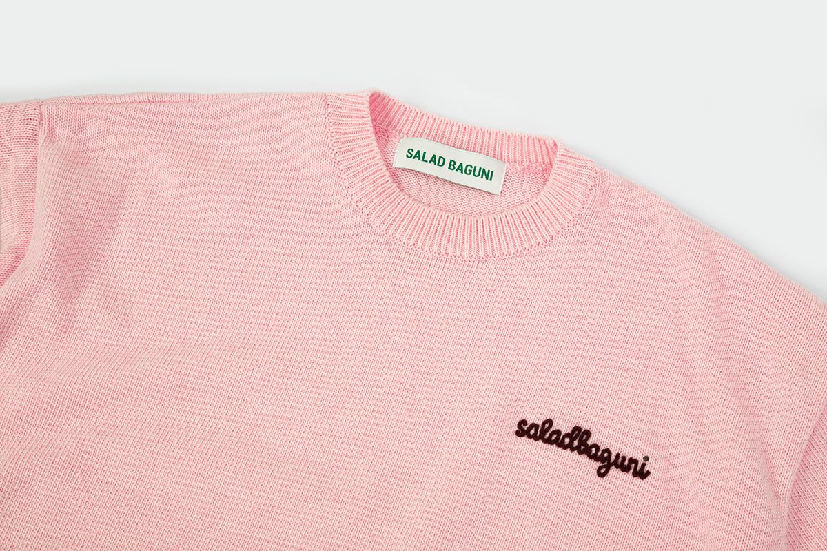 샐러드바구니(SALAD BAGUNI) Lettering Semi-Over Pullover_pale pink