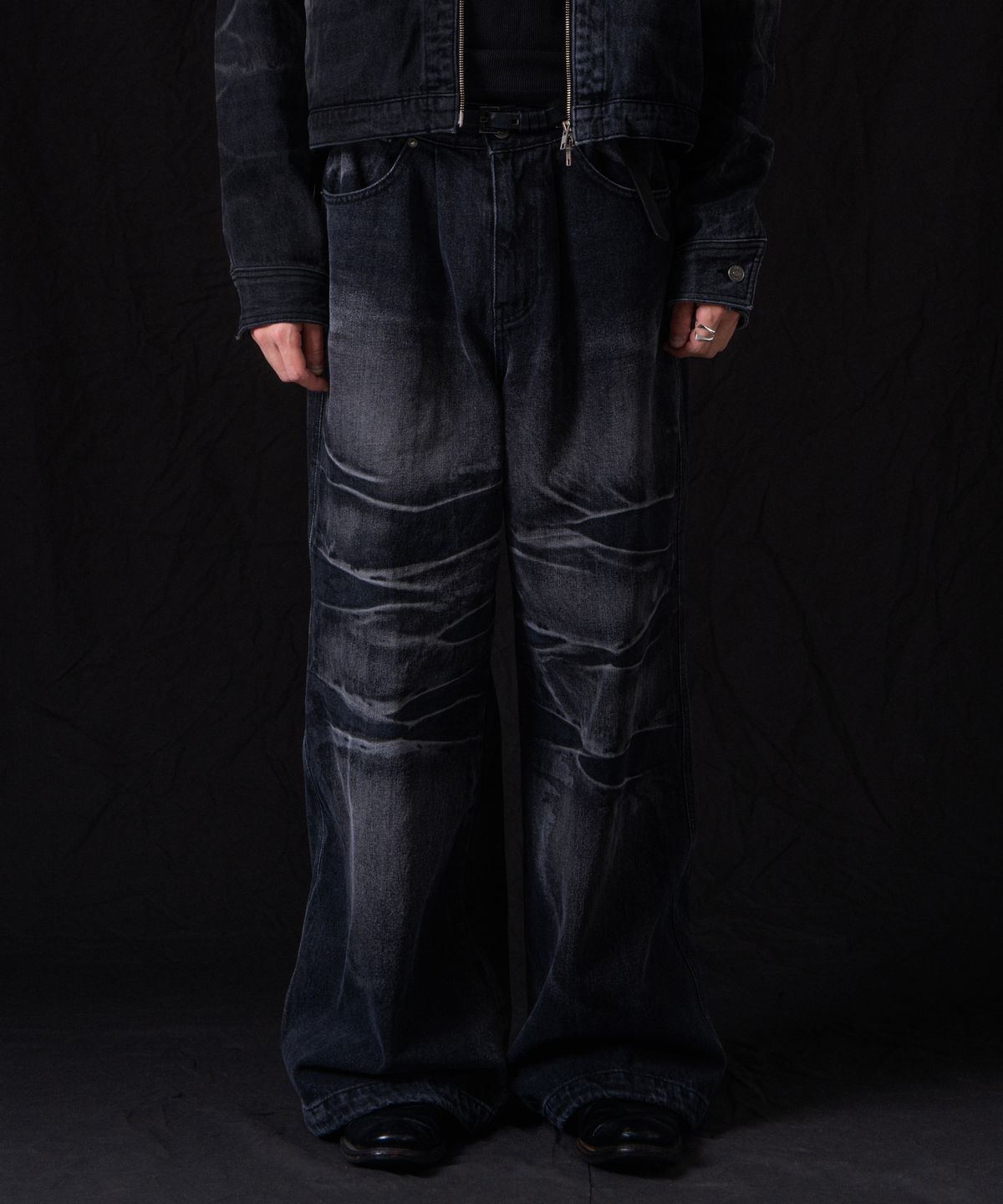 이우가마카라스(IUGAMAKARAS) Wrinkle Washed Denim Pants (Black)