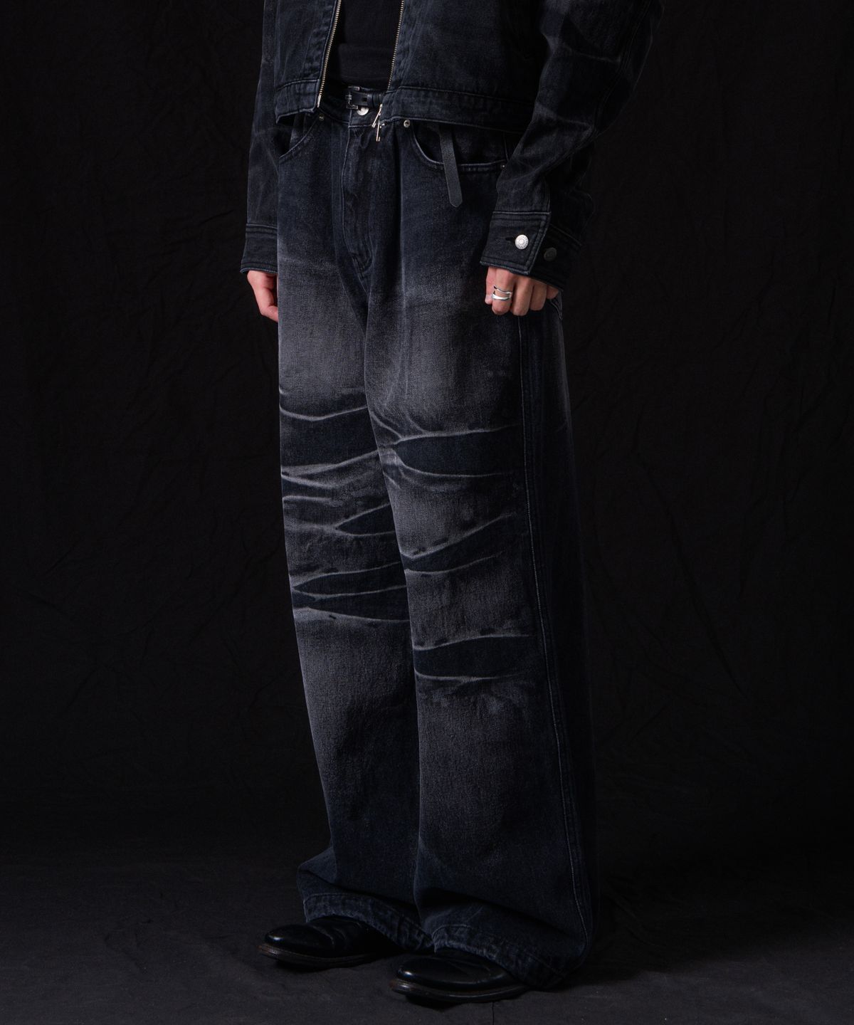 이우가마카라스(IUGAMAKARAS) Wrinkle Washed Denim Pants (Black)