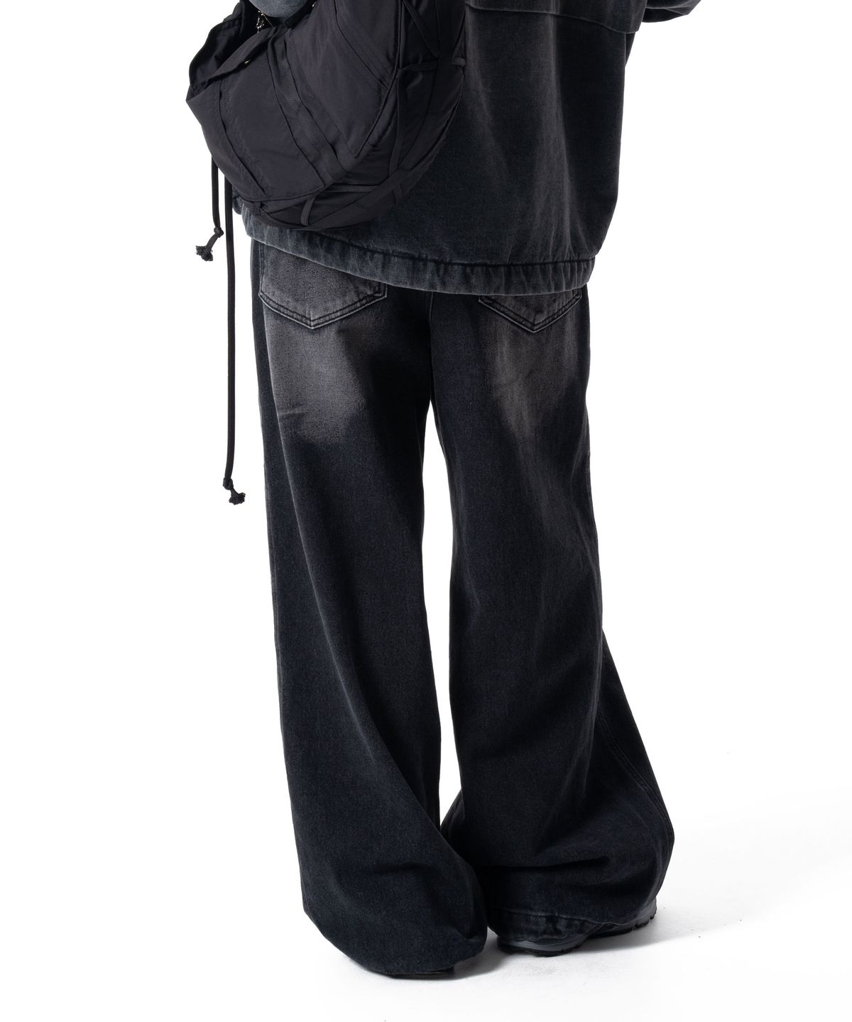 이우가마카라스(IUGAMAKARAS) Wrinkle Washed Denim Pants (Black)
