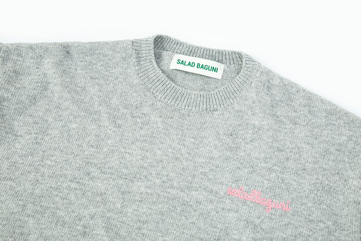 샐러드바구니(SALAD BAGUNI) Lettering Semi-Over Pullover_gray