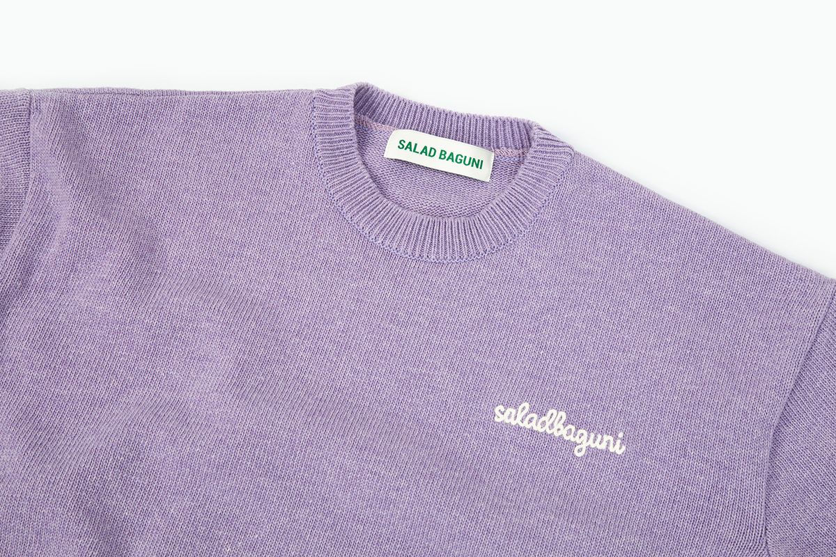 샐러드바구니(SALAD BAGUNI) Lettering Semi-Over Pullover_lilac