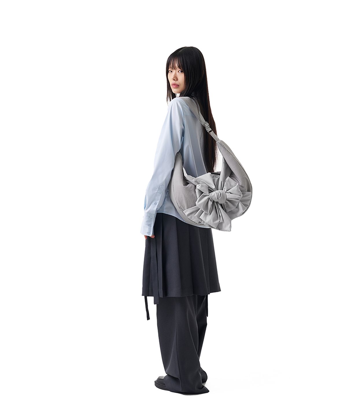 이우가마카라스(IUGAMAKARAS) Knotted Shoulder Bag (Nylon-Silver)