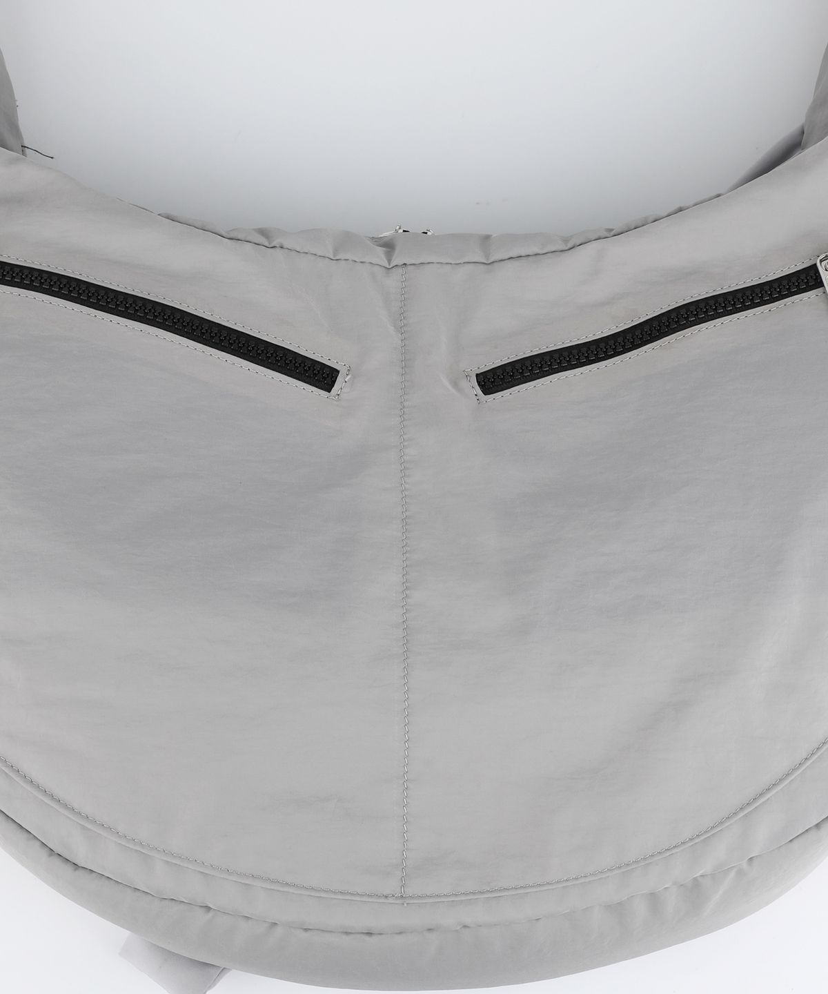 이우가마카라스(IUGAMAKARAS) Knotted Shoulder Bag (Nylon-Silver)